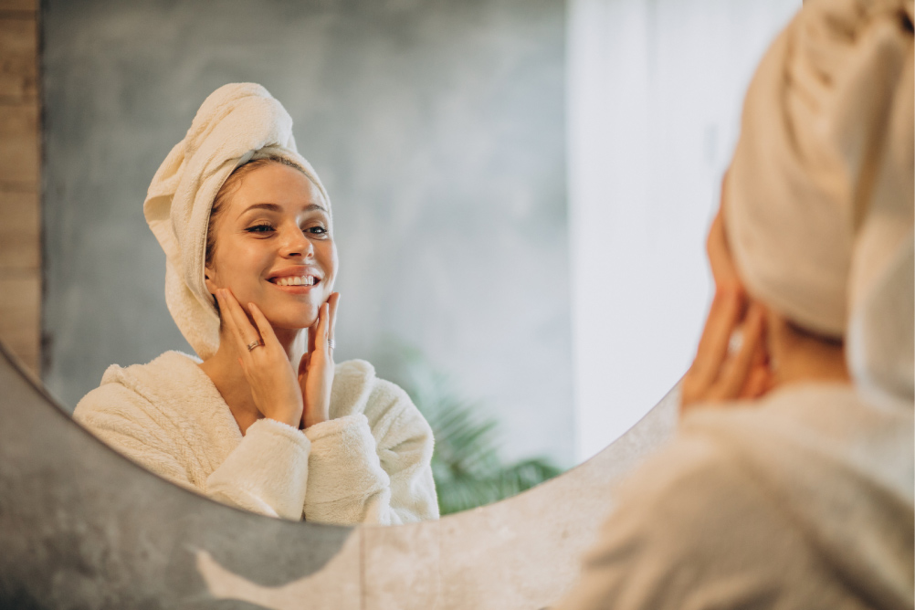 mujer-skincare-espejo-hidratacion-infinitek